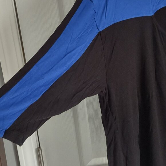 3/4 sleeve top with peekaboo cutout - Picture 3 of 4